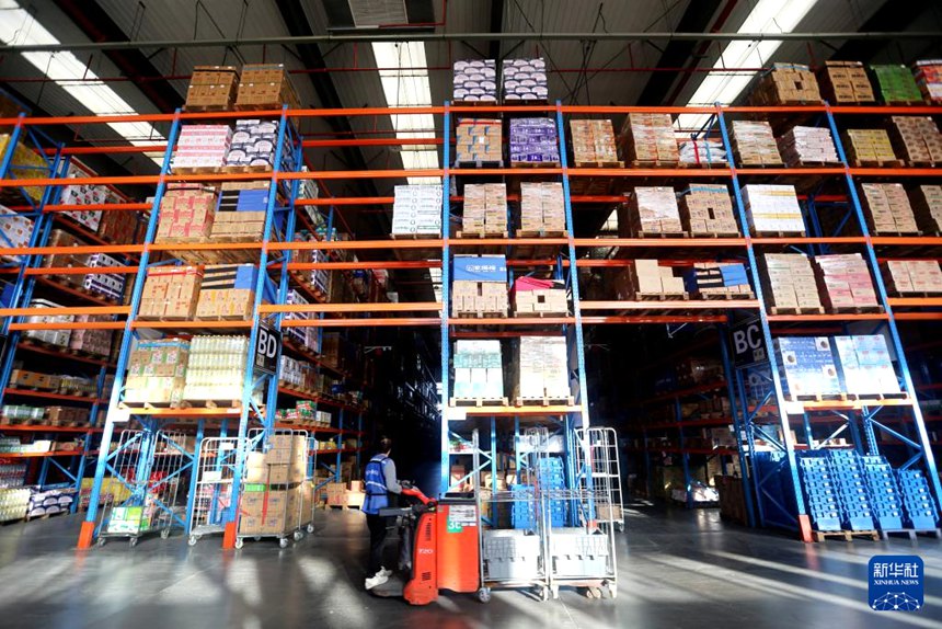 장쑤성 롄윈강시 롄윈(連雲)구 한 e커머스 물류창고에서 작업자들이 화물을 중계 운송하고 있다. [11월 10일 촬영/사진 촬영: 왕춘(王春)]