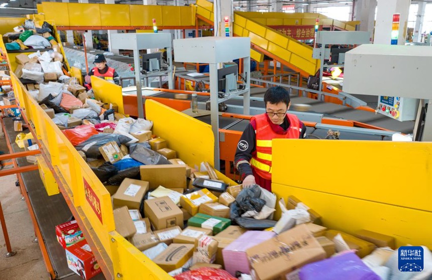 저장성 후저우(湖州)시 창싱(長興)현 물류단지 내 택배사에서 전자동 분류 시스템으로 소포를 처리하고 있다. [11월 10일 촬영/사진 촬영: 탄윈펑(譚云俸)]