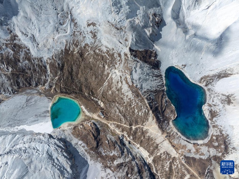 다오청 야딩 관광지의 우써하이(五色海)(오른쪽)와 뉴나이하이(牛奶海)를 내려다본 모습 [10월 27일 드론으로 촬영/사진 출처: 신화사]