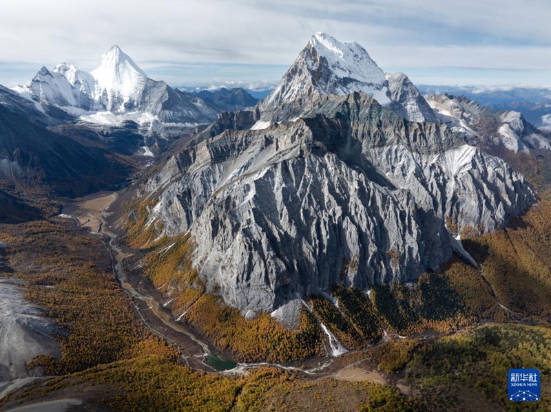 다오청 야딩 관광지에 단풍이 물들어 온 산야를 물들였다. [10월 28일 드론으로 촬영/사진 출처: 신화사]