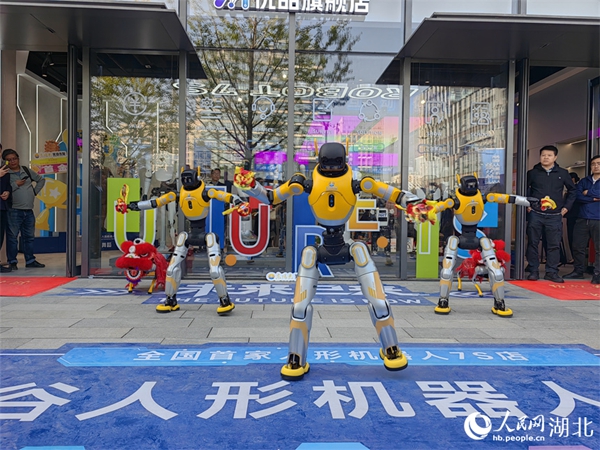 휴머노이드 로봇과 로봇 개들이 춤 공연을 선보이고 있다. [사진 출처: 인민망]