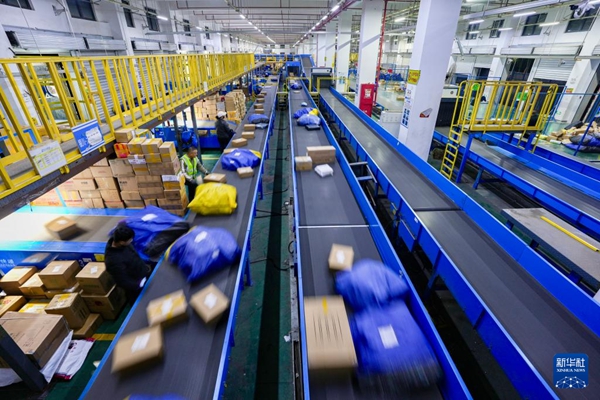 11일, 닝샤(寧夏)후이족(回族, 회족)자치구 인촨(銀川)시 허란(賀蘭)현에 위치한 한 택배의 관리센터에서 작업자들이 소포를 분류하고 있다. [사진 출처: 신화사]