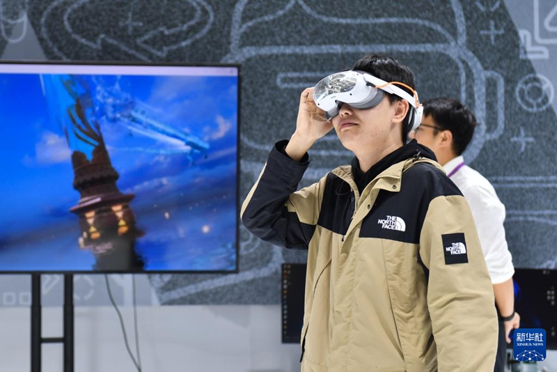 중국 뉴미디어 기술 전시회에서 관람객이 VR 안경을 체험하고 있다. [11월 12일 촬영/사신 출처: 신화사]
