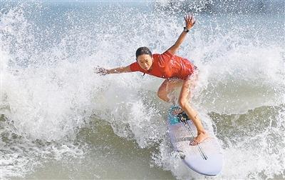 하이난(海南) 대표팀 선수가 서핑 여자 쇼트보드 경기 중인 모습 [사진 출처: 신화사]