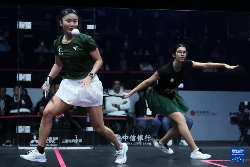 와타나베 사토미(좌)와 아미나 오르피가 경기 중인 모습 [11월 16일 촬영/사진 출처: 신화사]