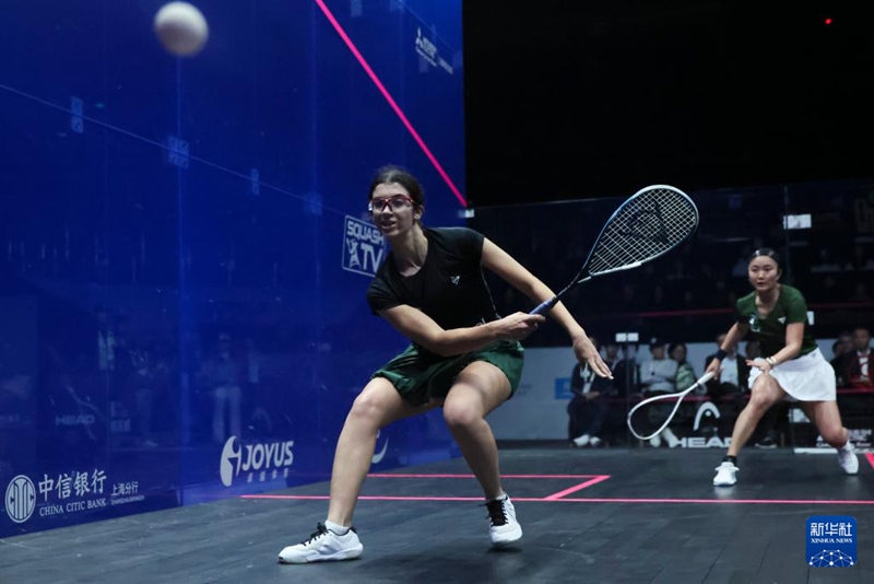 아미나 오르피(좌)와 와타나베 사토미가 경기 중인 모습 [11월 16일 촬영/사진 출처: 신화사]