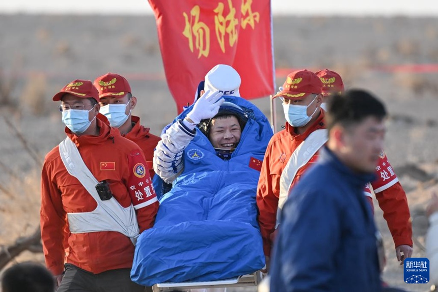 왕제 비행사가 안전하게 귀환선을 나온다. [11월 14일 촬영/사진 출처: 신화사]