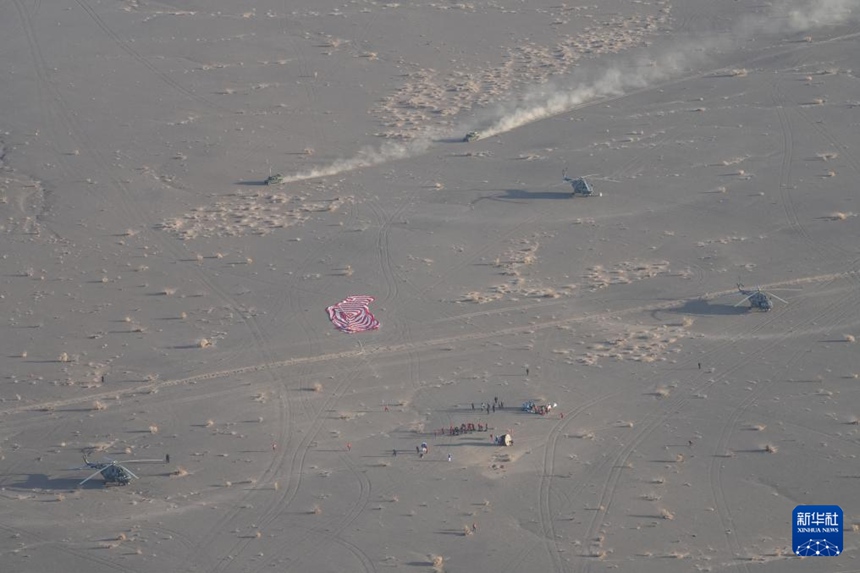 선저우 20호 우주비행사를 태운 선저우 21호 유인우주선 귀환선이 둥펑 착륙장에 무사히 착륙했다. [11월 14일 촬영/사진 출처: 신화사]