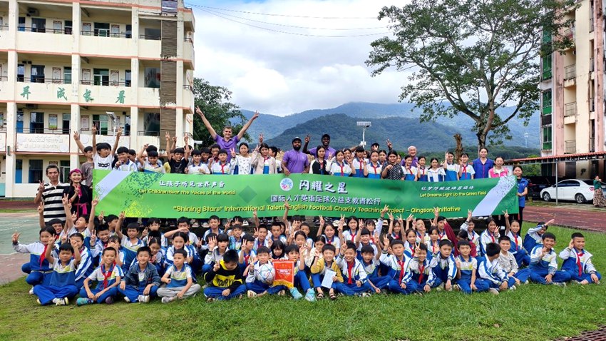 2025년 10월, 하이커우 글로벌 인재의 집, 하이커우 글로벌 인재 자원봉사단은 칭쑹(靑松)향에서 향촌 공익 영어강좌와 축구 교실을 열었다. [사진 제공: 하이커우 글로벌 인재의 집]