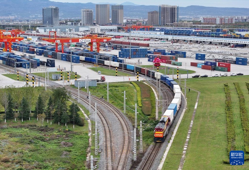 17일, X9043차 중국-유럽 화물열차(시안)가 시안 국제항역을 떠나고 있다. [드론으로 촬영/사진 출처: 신화사]