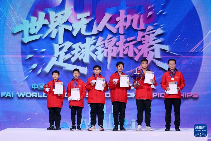 F9A-B 그룹 우승을 차지한 중국 A2팀이 시상대에 올라 있다. [11월 18일 촬영/사진 출처: 신화사]