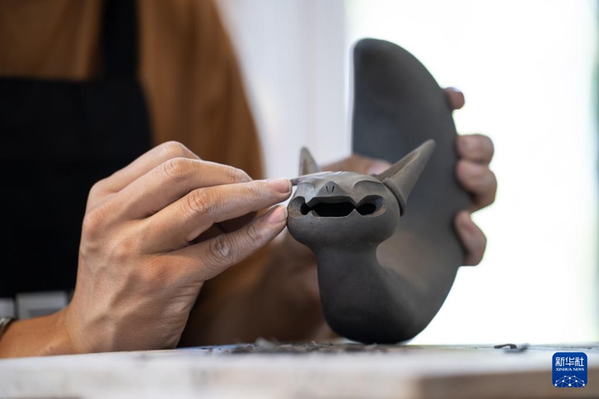 장항이 ‘마음의 와마오 박물관’에서 와마오를 제작하고 있다. [11월 7일 촬영/사진 출처: 신화사]