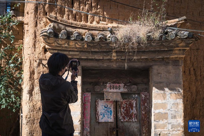 장항이 쿤밍시 하이옌촌에서 와마오 이미지 자료를 수집하고 있다. [11월 12일 촬영/사진 출처: 신화사]