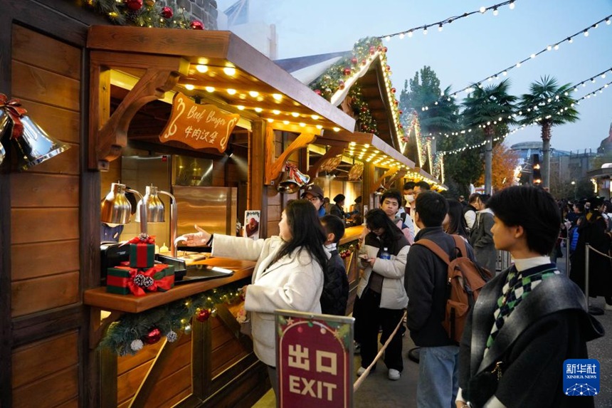 관광객들이 음식을 구매하고 있다. [11월 14일 촬영/사진 출처: 신화사]