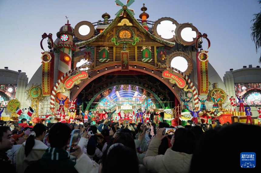 베이징 유니버셜 스튜디오의 겨울 한정 공연 ‘가장 멋진 선물’ [11월 14일 촬영/사진 출처: 신화사]