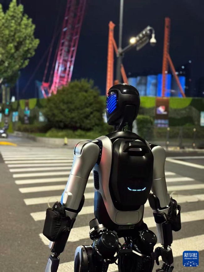 ‘위안정 A2’ 로봇이 상하이 도로를 걷고 있다. [11월 13일 촬영/사진 출처: 신화사]