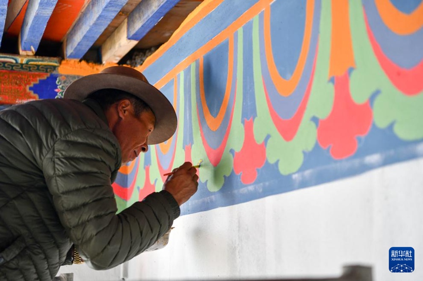 라즈현 시친(錫欽)향 둬마(朵瑪)촌 주민이 벽화를 그려 새집을 꾸미고 있다. [11월 20일 촬영/사진 출처: 신화사]