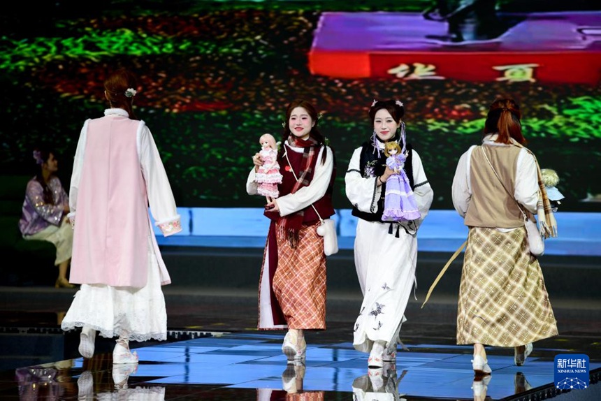 2025 가을겨울 한푸 신제품 발표회에서 런웨이를 걷는 모델 [11월 22일 촬영/사진 출처: 신화사]