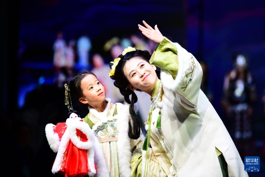 2025 가을겨울 한푸 신제품 발표회에서 촬영한 모델 [11월 22일 촬영/사진 출처: 신화사]