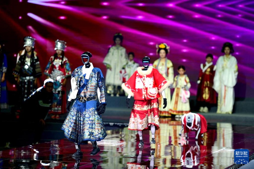 2025 가을겨울 한푸 신제품 발표회에서 런웨이를 걷는 로봇 [11월 22일 촬영/사진 출처: 신화사]