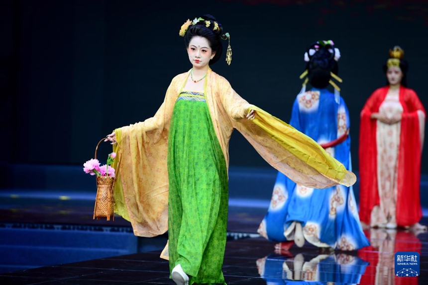 2025 가을겨울 한푸 신제품 발표회에서 런웨이를 걷는 모델 [11월 22일 촬영/사진 출처: 신화사]