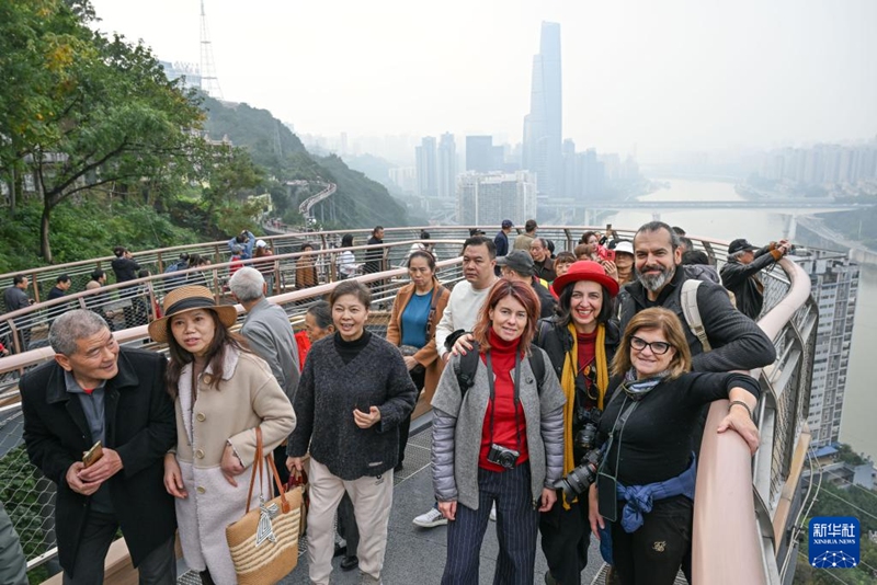 24일, 충칭 반산야셴 어링 잔교에서 사진을 찍는 이탈리아 관광객들