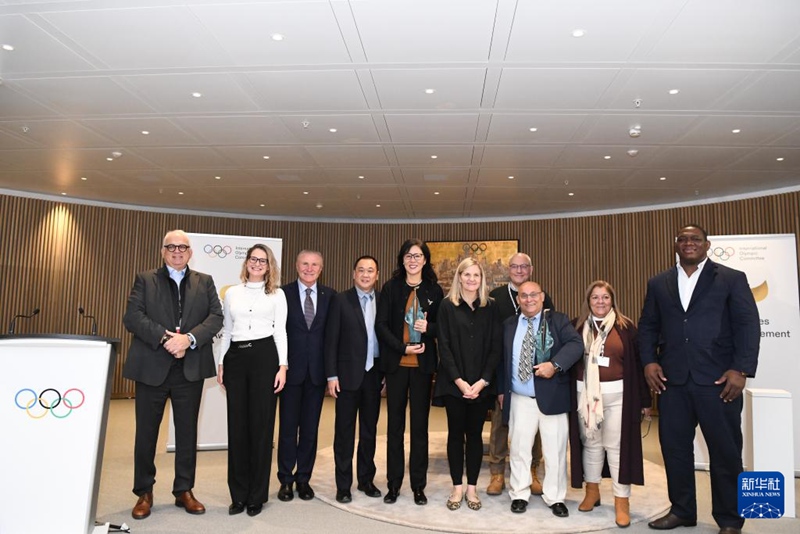 랑핑(왼쪽 다섯 번째)이 커버틀리 IOC 위원장(오른쪽 다섯 번째) 및 트루히요 디아스 쿠바 레슬링 코치(오른쪽 세 번째)와 함께 스위스 로잔에 있는 IOC 본부에서 기념 사진을 찍고 있다. [11월 24일 촬영/사진 출처: 신화사]