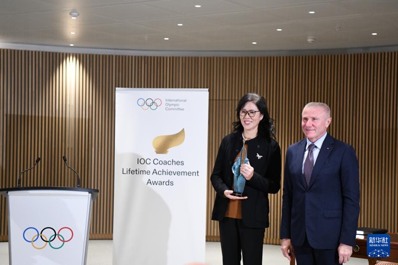 랑핑(좌)이 시상식에서 세르게이 부브카 IOC 선수지원자위원회 위원장이자 장대높이뛰기 레전드 선수와 기념 사진을 찍고 있다. [11월 24일 촬영/사진 출처: 신화사]