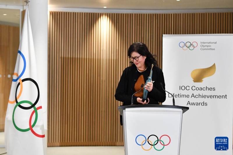 랑핑이 수상 후 소감을 밝히고 있다. [11월 24일 촬영/사진 출처: 신화사]