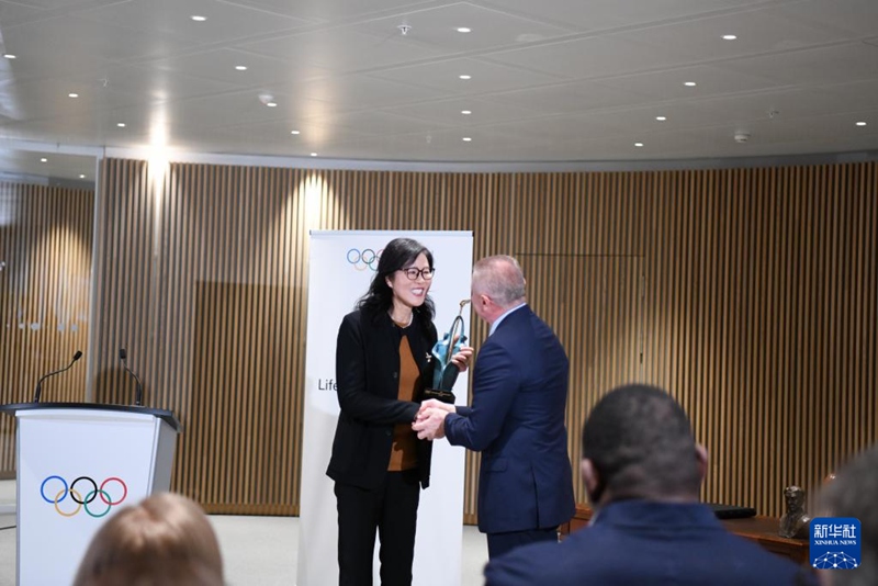 세르게이 부브카 IOC 선수지원자위원회 위원장이자 장대높이뛰기 레전드 선수가 랑핑(좌)에게 2025년도 IOC 코치 평생 공로상을 수여하고 있다. [11월 24일 촬영/사진 출처: 신화사]