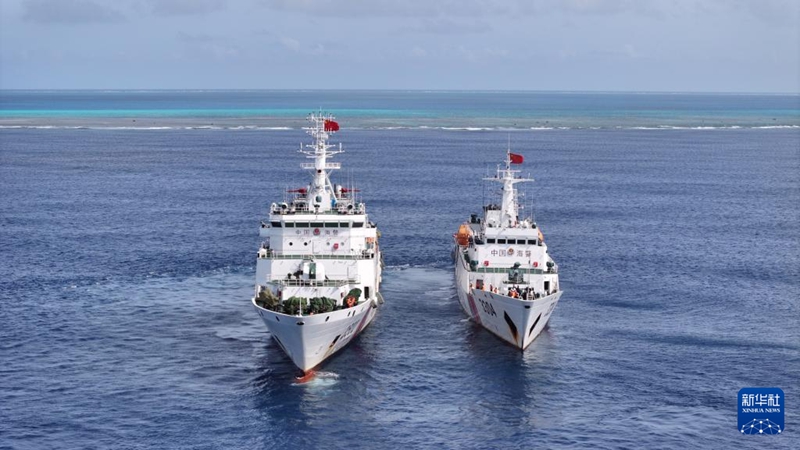 8일, 중국 해경 함정들이 황옌다오 인근 해역에서 정례 순항 임무를 수행하고 있다. [드론으로 촬영/사진 출처: 신화사] 