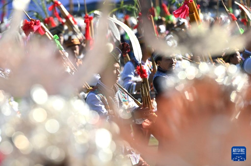 루성·더우마 축제 개막식에서 공연팀이 행진하고 있다. [11월 29일 촬영/사진 출처: 신화사]