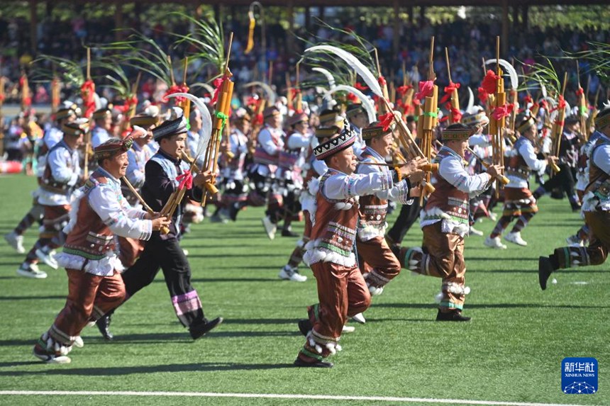 룽수이현 민족체육공원에서 열린 루성·더우마 축제 개막식에서 공연팀이 공연을 펼치고 있다. [11월 29일 촬영/사진 출처: 신화사]