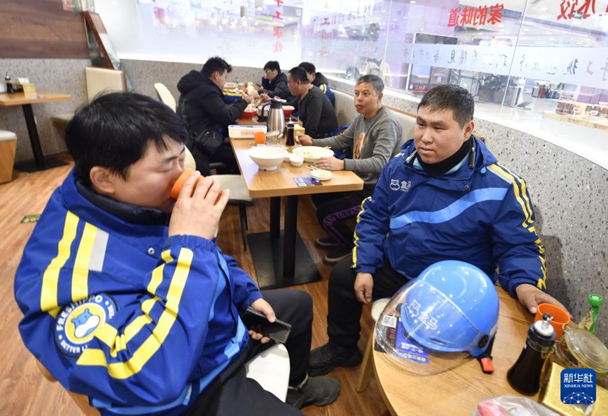 둥청구 충원먼와이가도에 있는 만두 전문점에서 택배원들이 휴식을 취하고 있다. 이곳에서는 그들에게 특별 할인 음식도 제공된다. [11월 26일 촬영/사진 출처: 신화사]