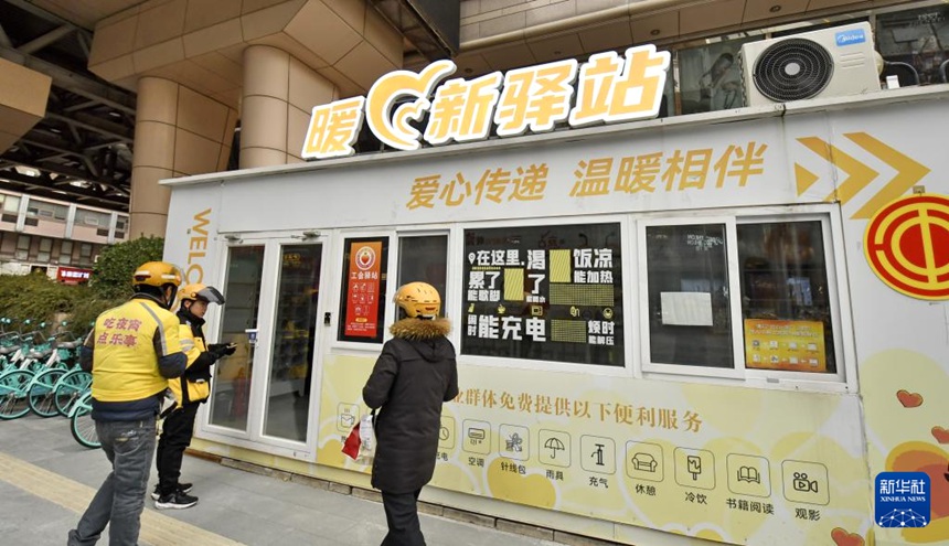 배달원들이 둥청구의 한 휴게소에 와서 휴식을 취하고 있다. [11월 26일 촬영/사진 출처: 신화사]