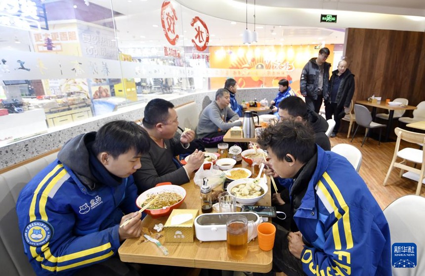 둥청구 충원먼와이가도에 있는 만두 전문점에서 택배원들이 식사를 하고 있다. 이곳에서는 그들에게 특별 할인 음식도 제공된다. [11월 26일 촬영/사진 출처: 신화사]