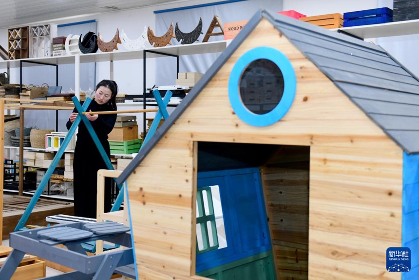 차오현 펑후이공예품유한공사 전시관에서 직원이 반려동물 가구를 조립하고 있다. [11월 28일 촬영/사진 출처: 신화사]