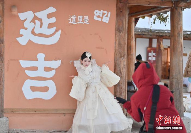 옌지 민속공원, 한복 체험 열기 속에 눈보라도 식히지 못한 관광 열정