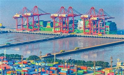 닝보 저우산항 베이룬(北侖)항구 컨테이너 부두 [사진 출처: 인민시각/촬영: 후쉐쥔(胡學軍)]