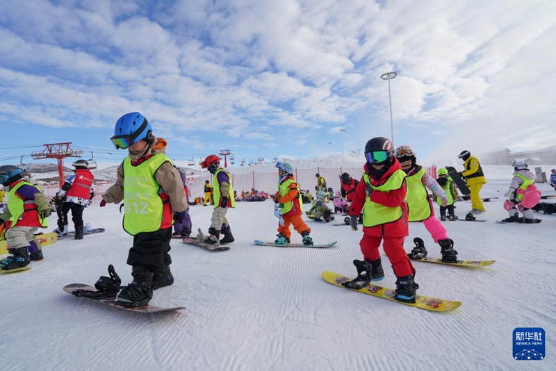 신장 아러타이, 스키장서 즐기는 ‘눈 방학’