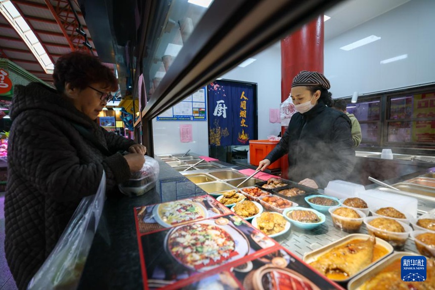 시민이 ‘아름다운 재래시장’ 내에서 상품을 구매하고 있다. [11월 25일 촬영/사진 출처: 신화사]
