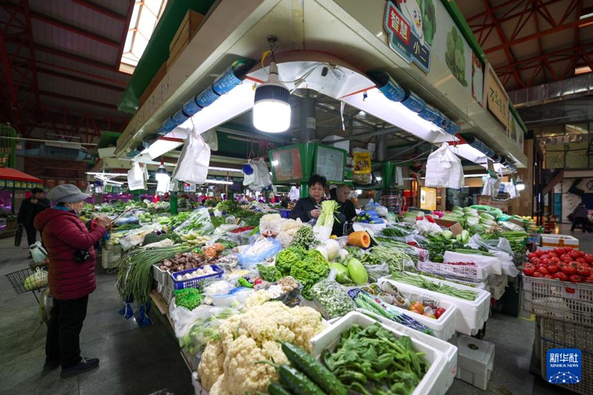 시민들이 재래시장에서 상품을 고르는 모습 [11월 25일 촬영/사진 출처: 신화사]