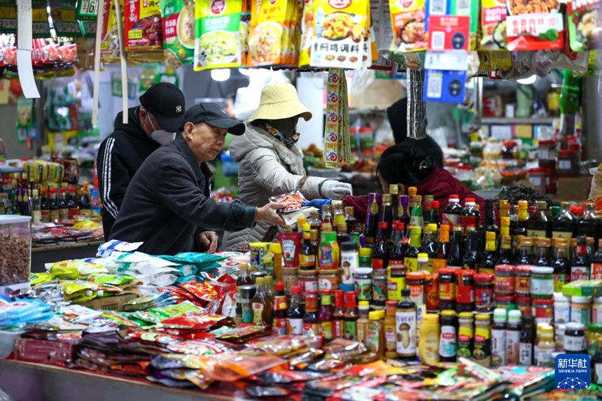 시민들이 재래시장에서 상품을 고르는 모습 [11월 25일 촬영/사진 출처: 신화사]