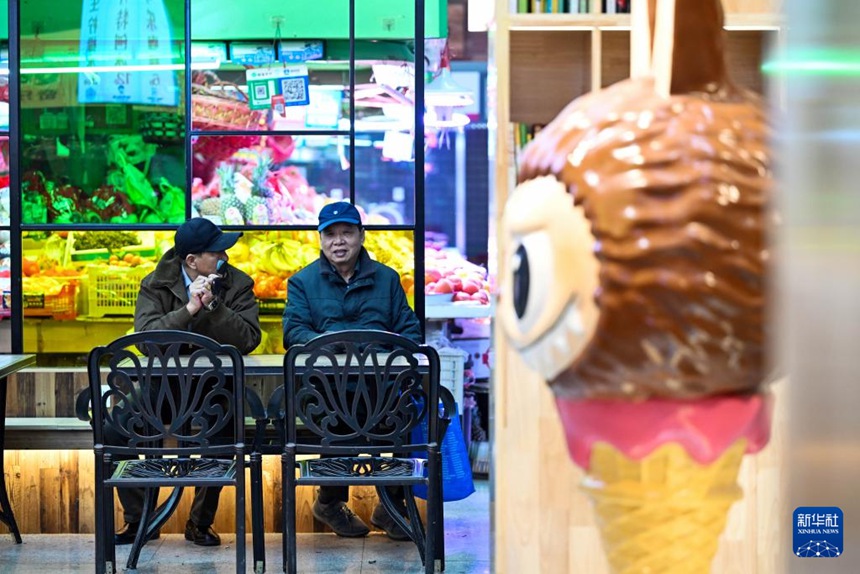 시민들이 ‘아름다운 재래시장’ 내 한 휴식 공간에서 대화를 나누고 있다. [11월 25일 촬영/사진 출처: 신화사]