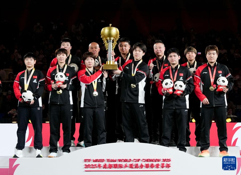 우승을 차지한 중국팀 선수들이 시상식에서 트로피를 들어 올리고 있다. [12월 7일 촬영/사진 출처: 신화사]