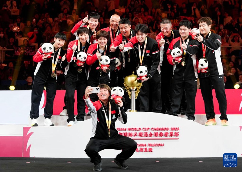 우승을 차지한 중국팀 선수들이 시상식에서 기념 셀피를 찍고 있다. [12월 7일 촬영/사진 출처: 신화사]