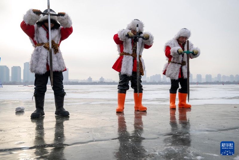 채빙 작업자들이 축제 현장에서 얼음을 채취하고 있다. [12월 7일 촬영/사진 출처: 신화사]