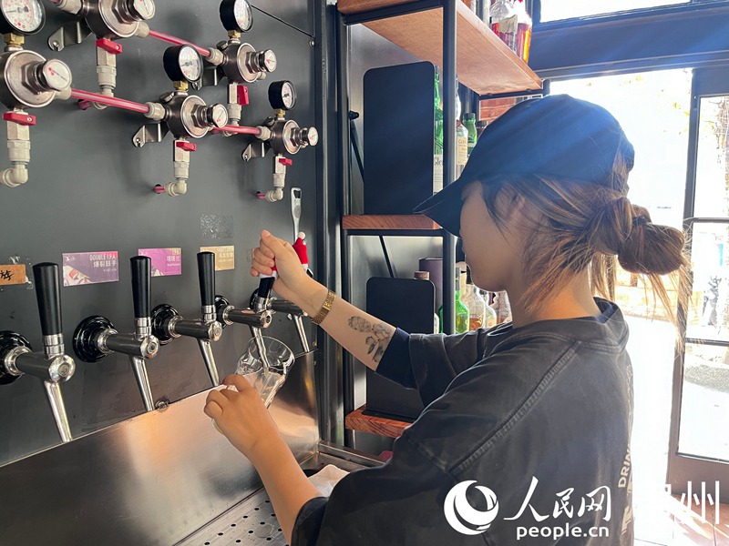 구이양 수제맥주공장 소믈리에가 술을 따르고 있다.