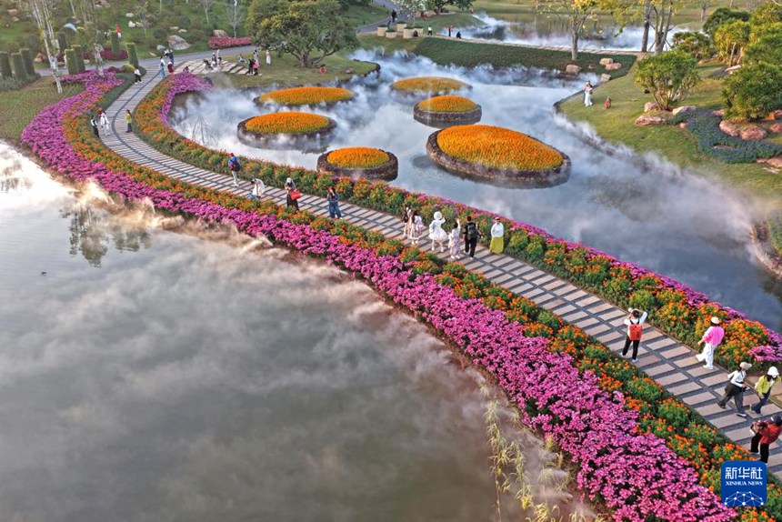 칭슈산 풍경구 추스화원에서 꽃을 감상하는 관광객들 [11월 26일 드론 촬영/사진 출처: 신화사]