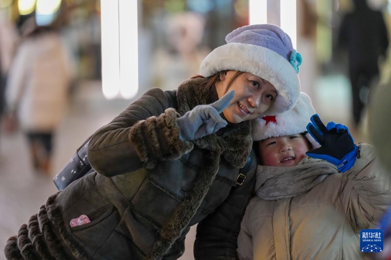 16일, 사람들이 하얼빈 중앙대가에서 기념 사진을 찍고 있다.